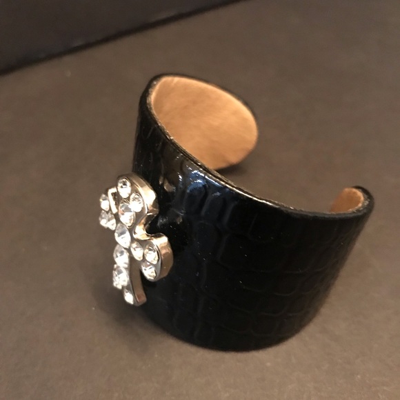 Cross Design Bracelet - Picture 3 of 6